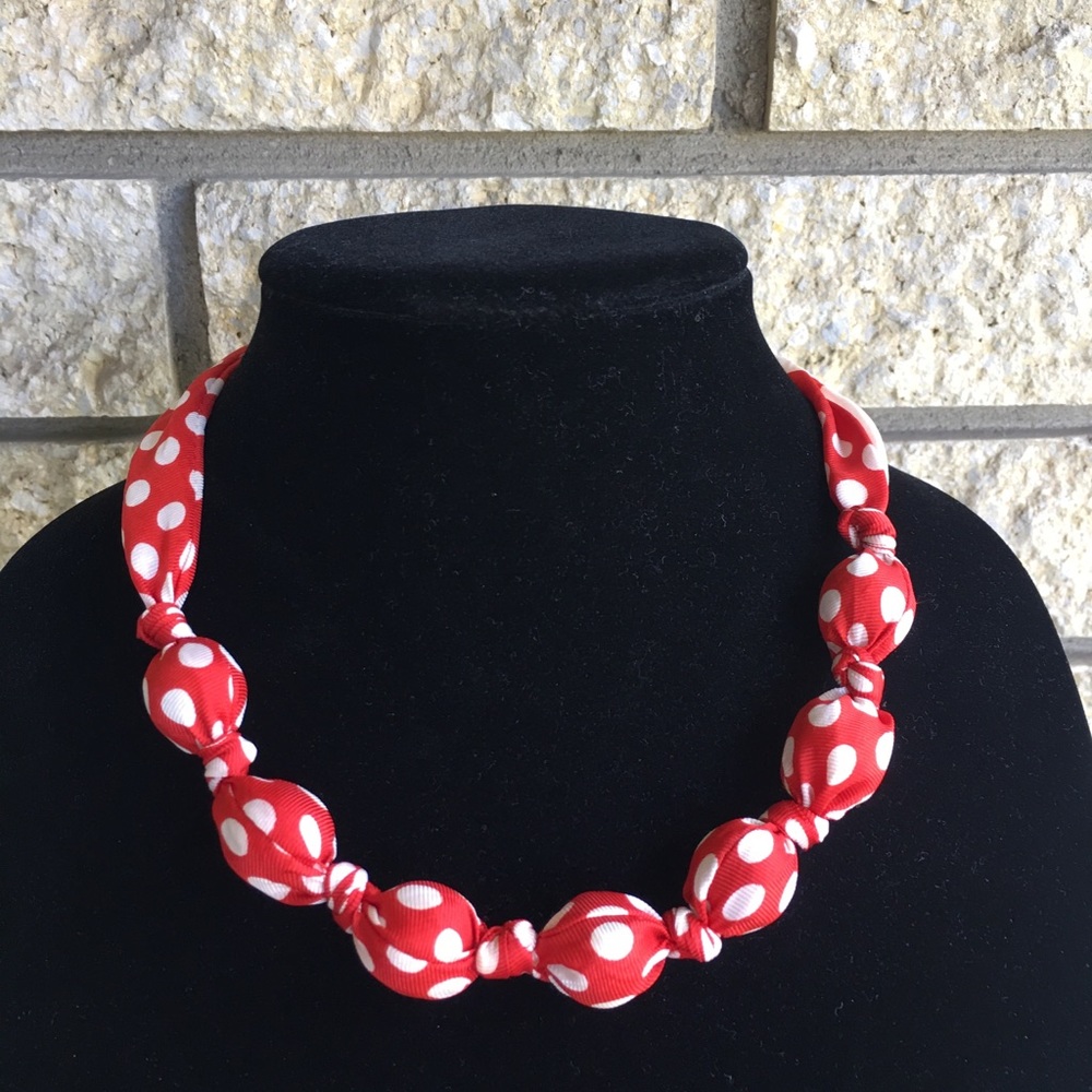 Tie necklace; red and white.
